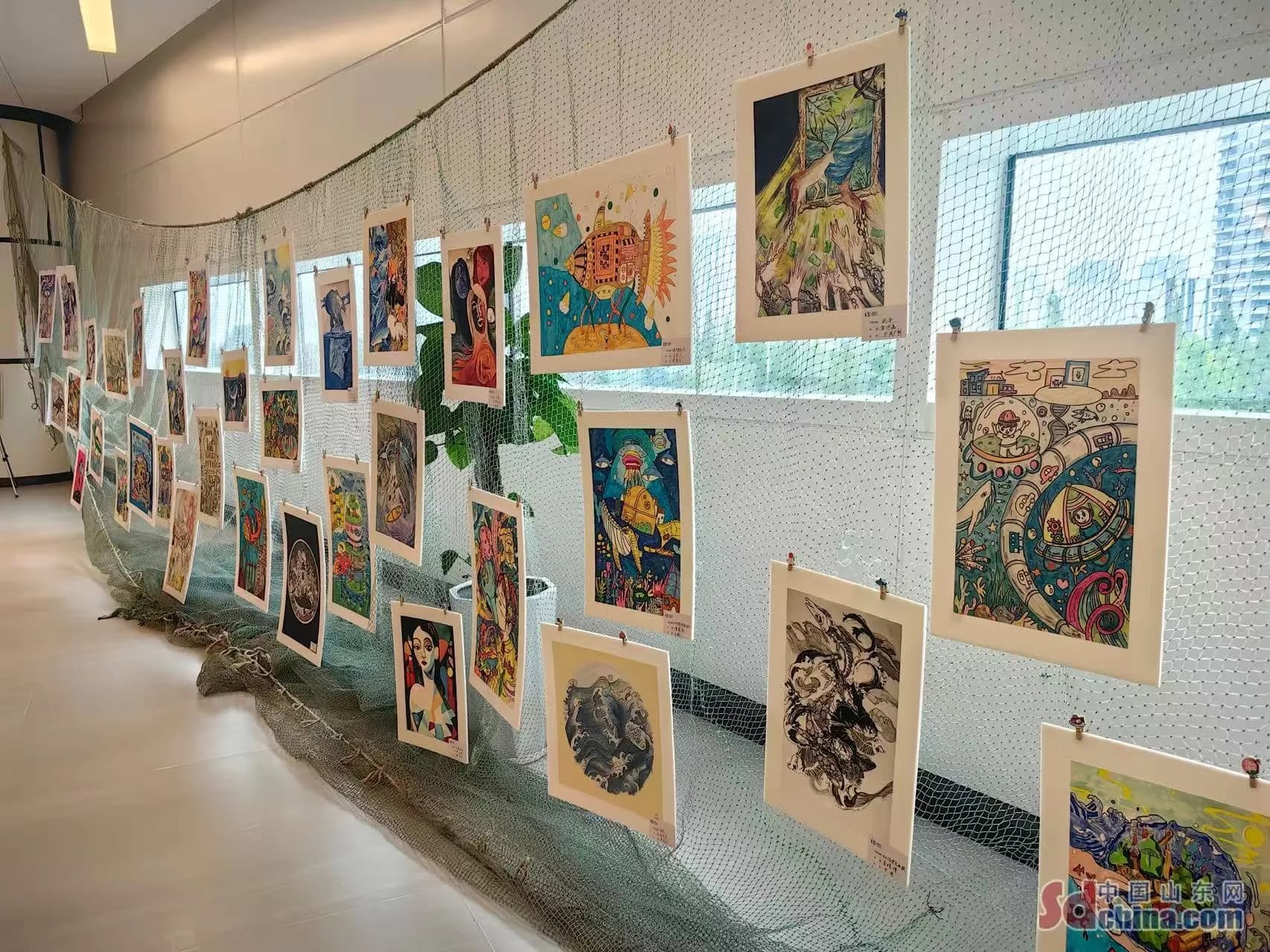 International ocean-themed calligraphy and painting exhibition kicks off in Qingdao
