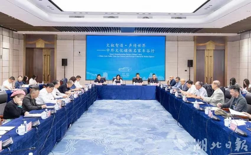 Chinese, Foreign Cultural and Media Experts Explore Wuhan’s Auto Valley