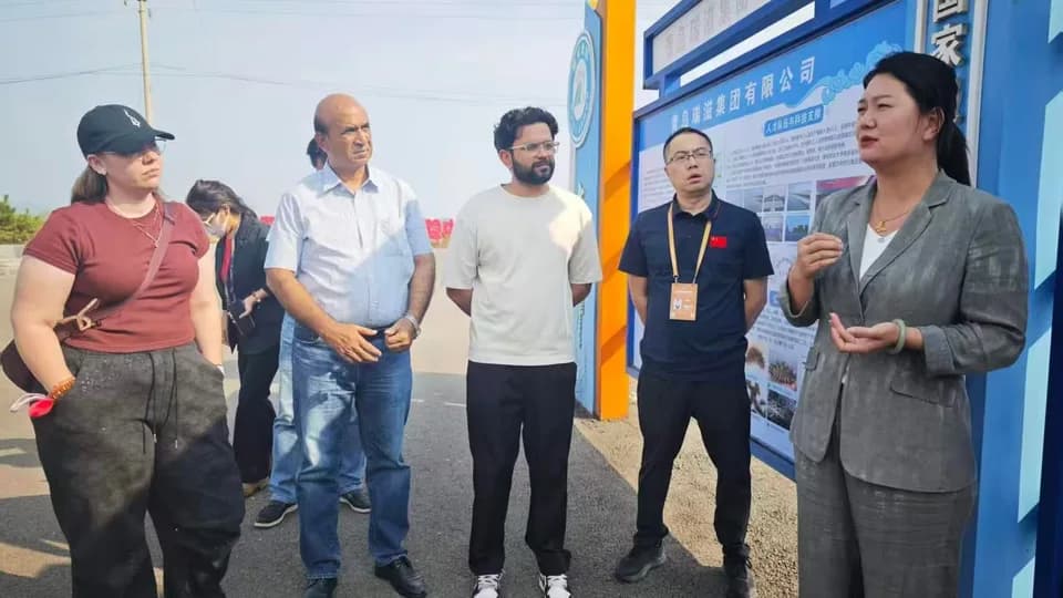 Foreign journalists visit Sea Cucumber Aquaculture Base in Qingdao, China