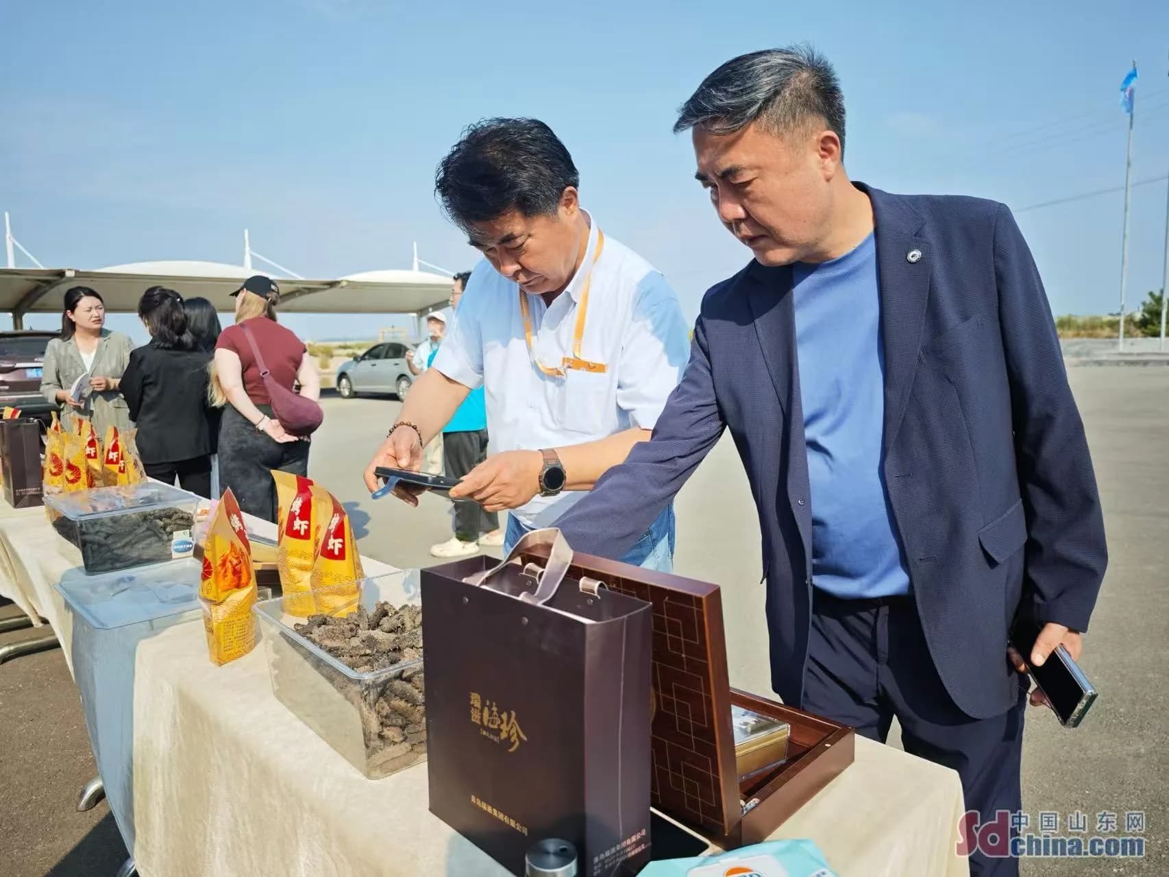 Foreign journalists visit Sea Cucumber Aquaculture Base in Qingdao, China