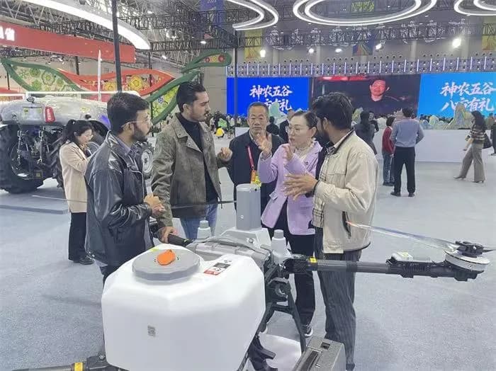 Pakistani Agricultural Specialists Explore Innovations at Hubei Expo