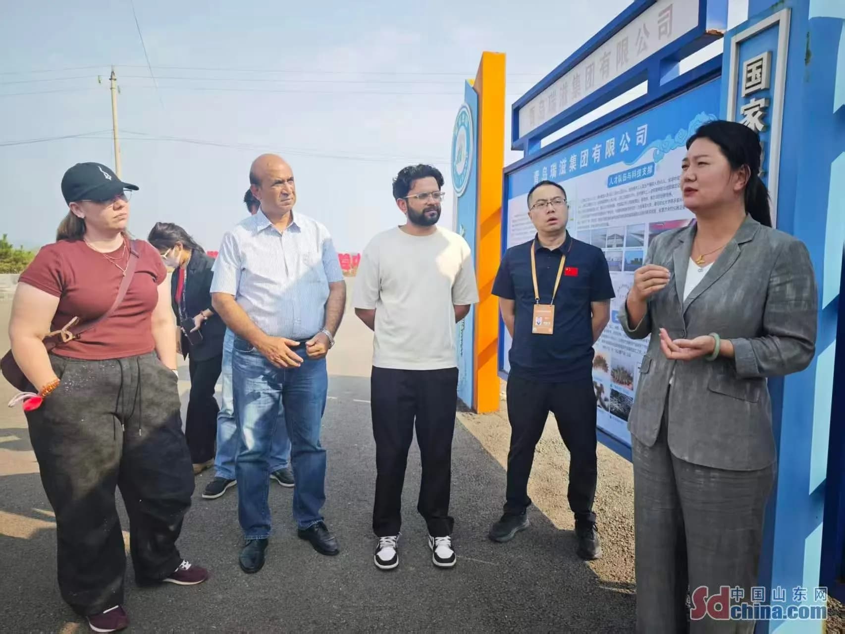 Foreign journalists visit Sea Cucumber Aquaculture Base in Qingdao, China